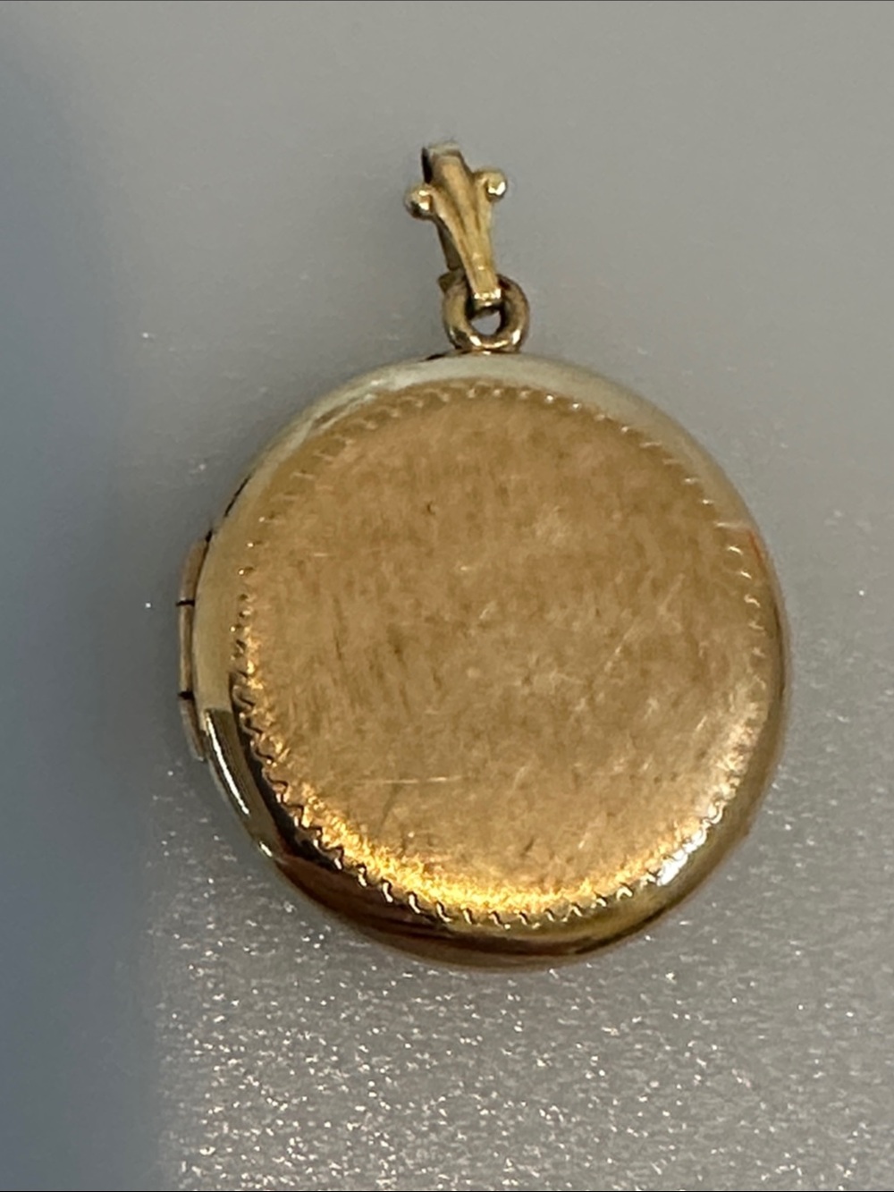 Vintage Gold Round Locket Pendant Necklace - Classic Women's Jewelry